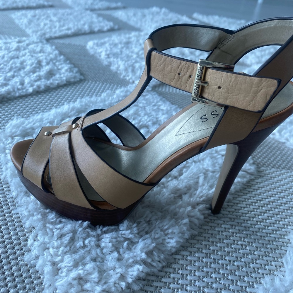 Platform heel, great condition, versatile style and color.